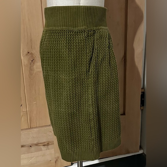 Divine Knits by Judit Olive Green Cable Knit Shorts – Cozy Fall Style 🍂 - Picture 3 of 5